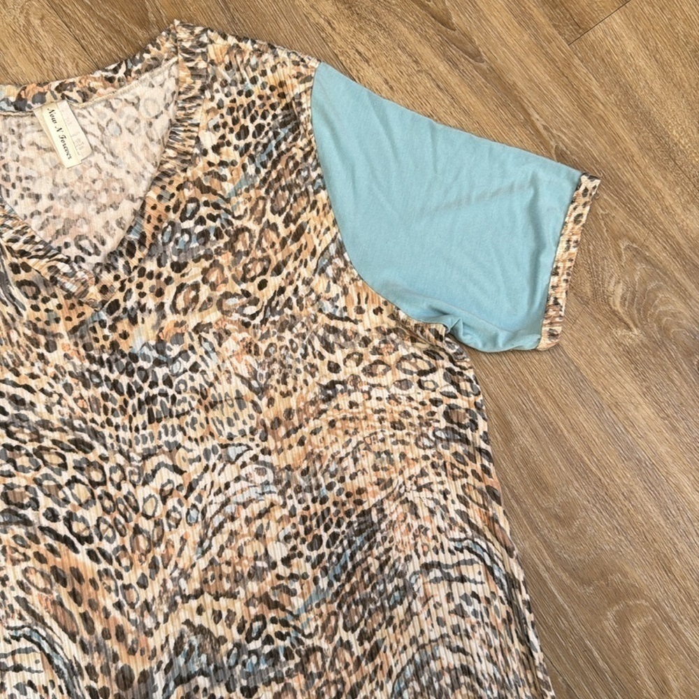 Now N Forever Blue and Animal Print Color Block Short Sleeved V-Neck Tee Shirt - Picture 3 of 8